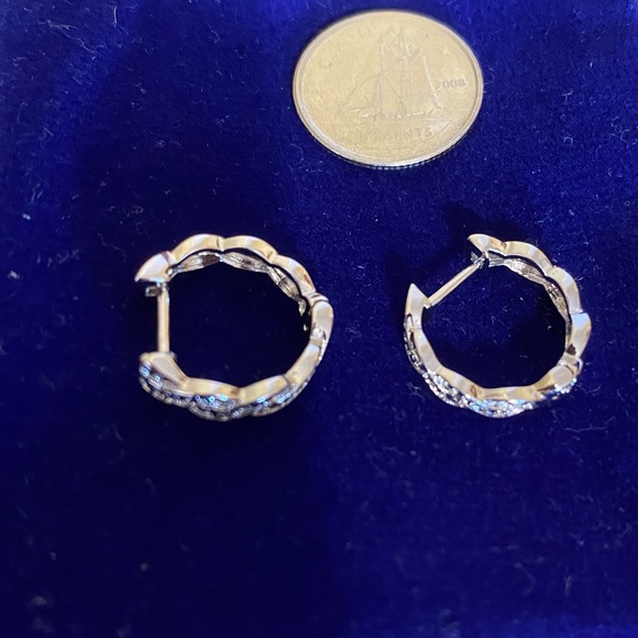 1️⃣0️⃣0️⃣NWOT Diamond Swirl Hoop Earrings BRAND NEW - Picture 2 of 8